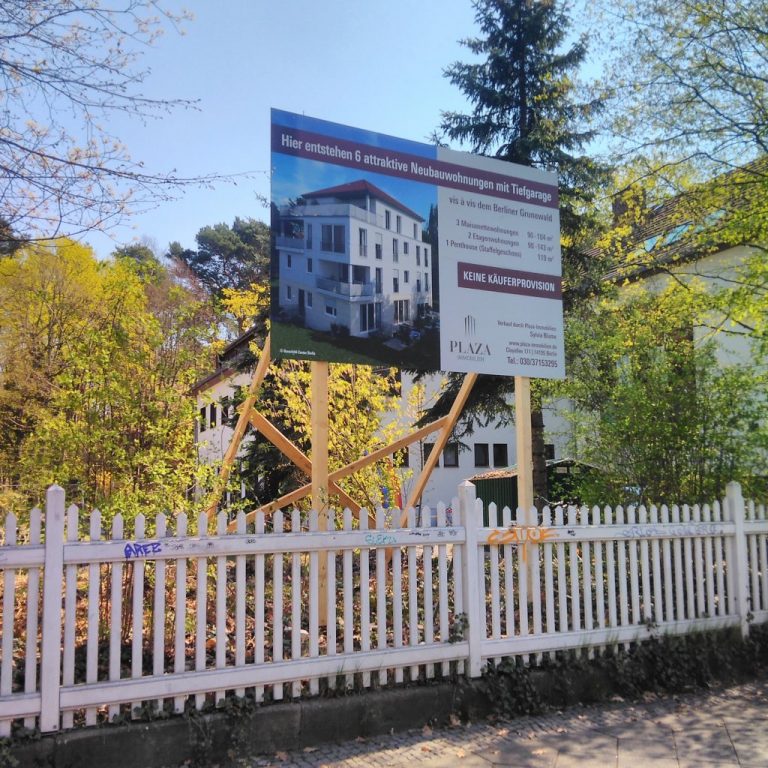 Bauschild mit Holzgestell Berlin